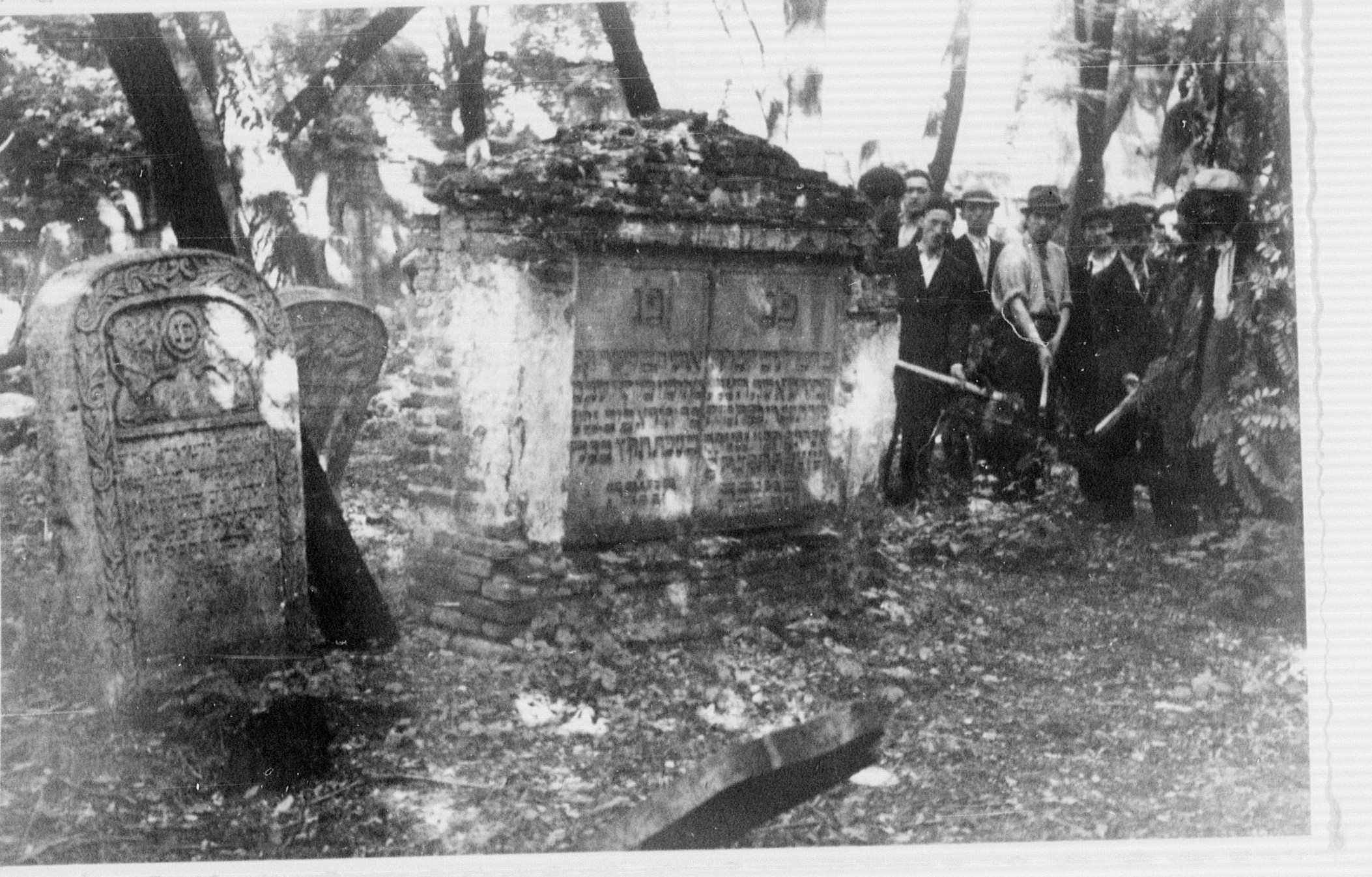 Evreii la munca obligatorie la dezafectarea cimitirului Sevastopol